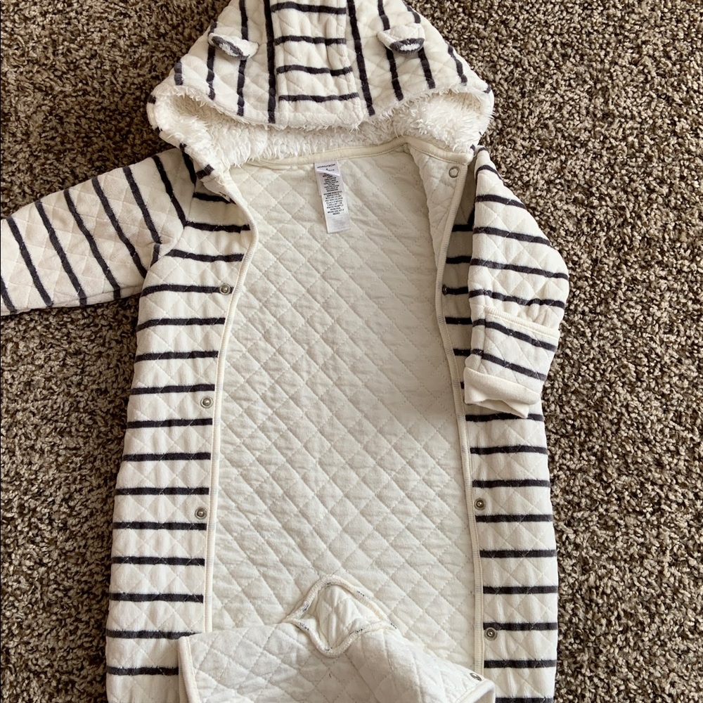 Baby  suit in Cream - Picture 4 of 10